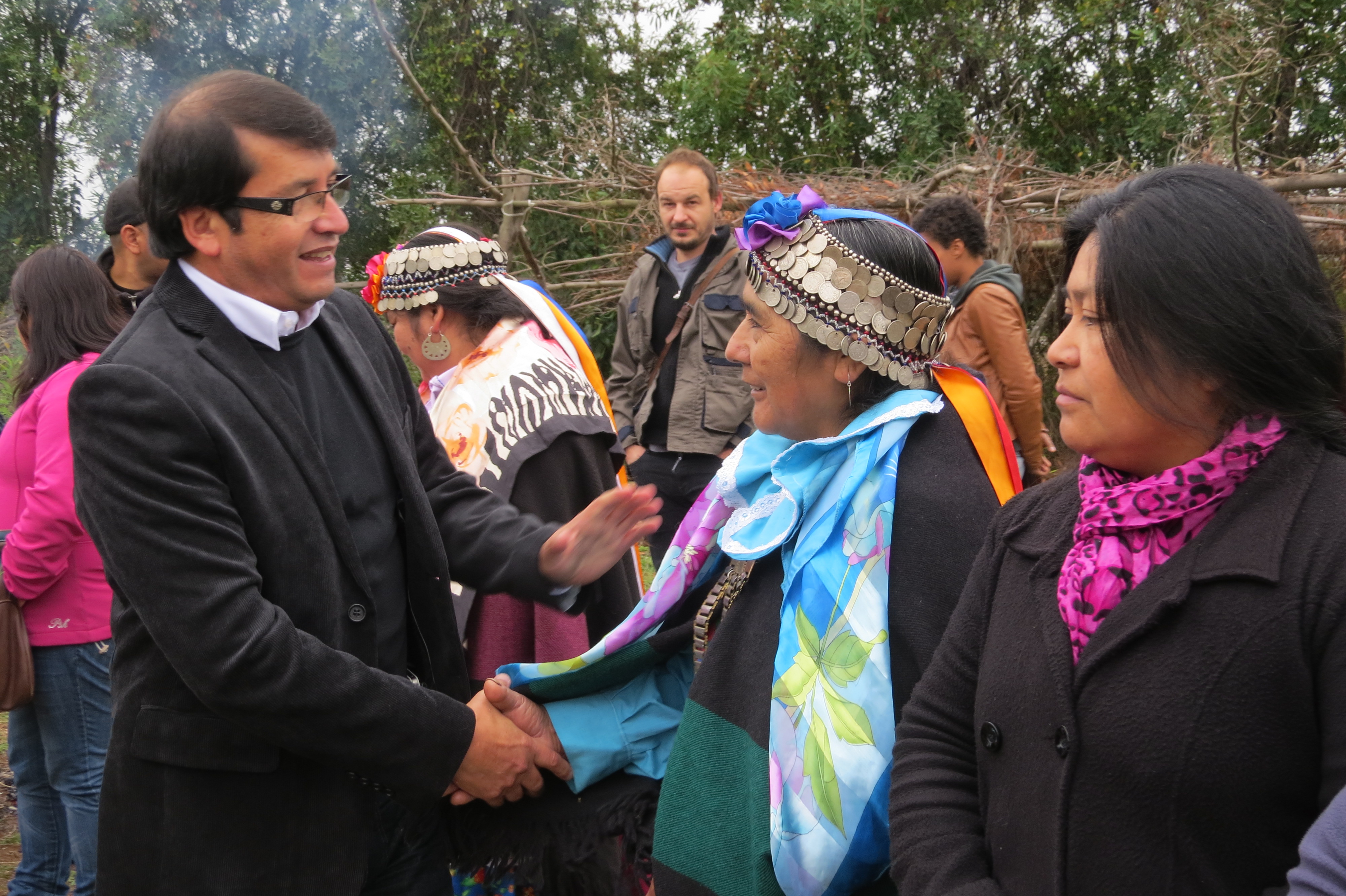 Gobernador de Arauco saluda a mujer mapuche