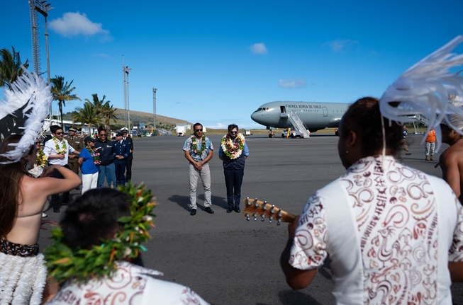 Delegado Presidencial Sergio Tepano recibe al Presidente Gabriel Boric en su gira a Isla de Pascua